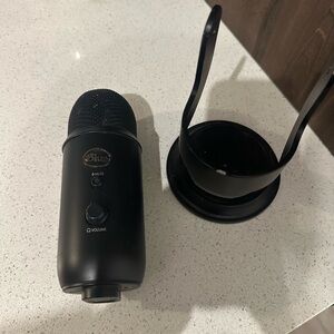 Blue Yeti Microphone with Stand